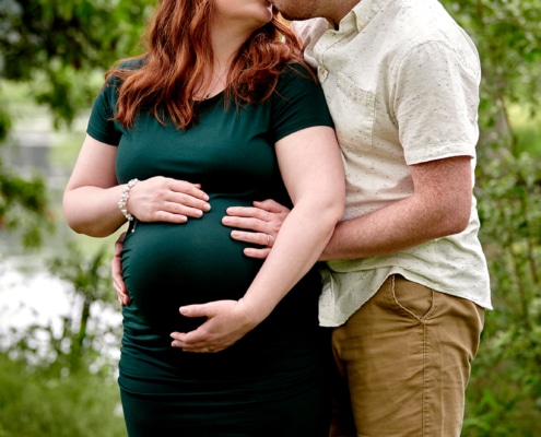 parents-to-be kiss