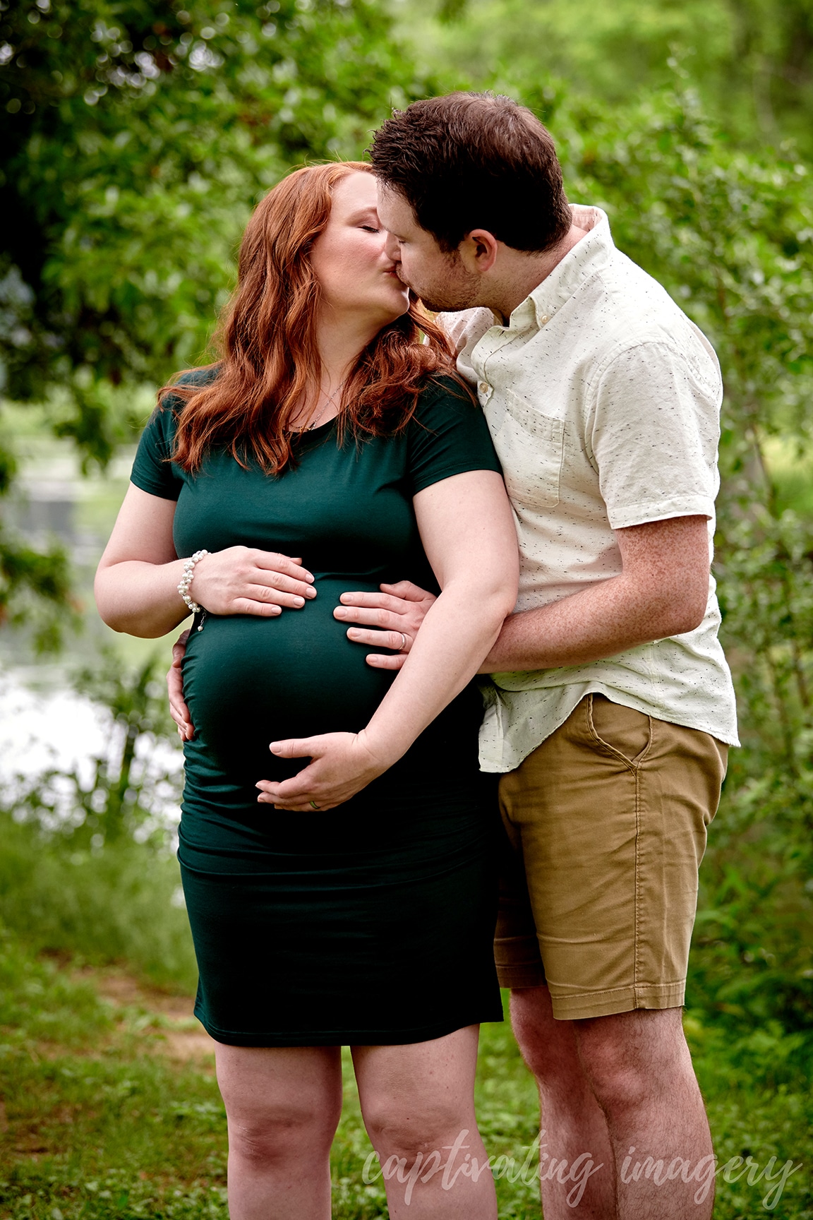 parents-to-be kiss