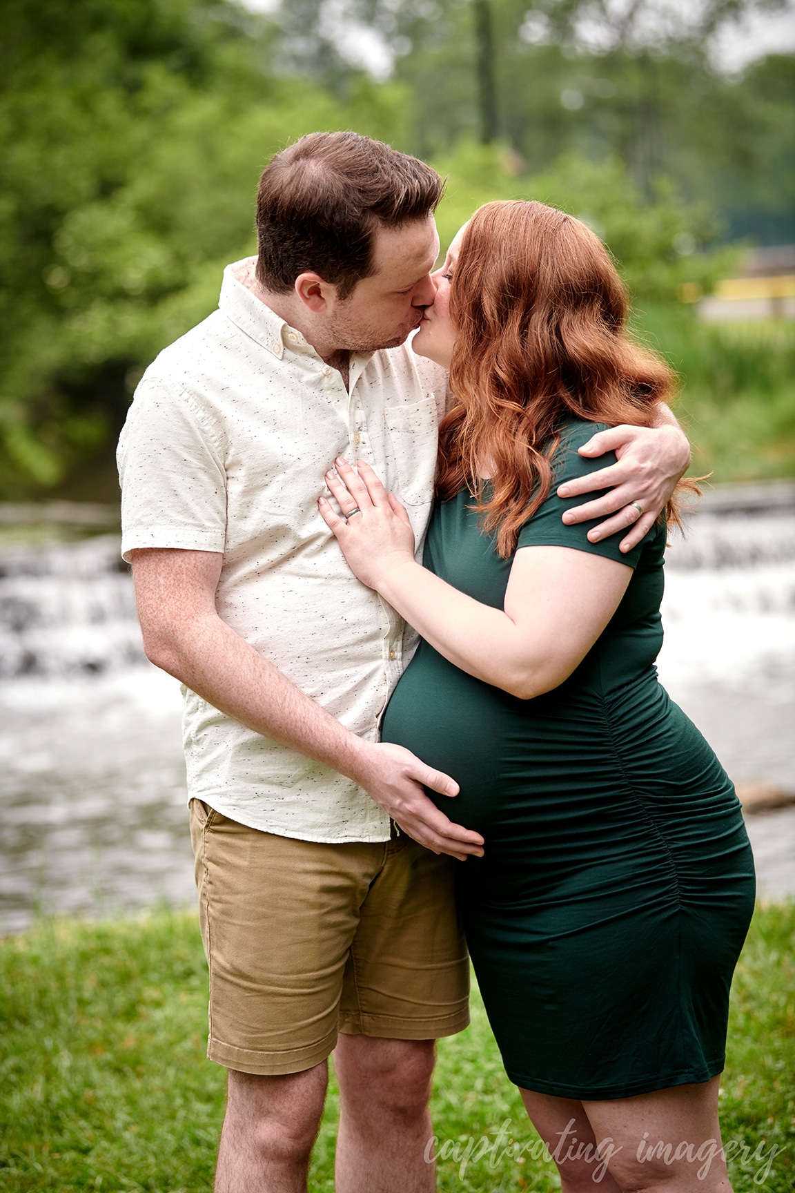 parents-to-be kiss