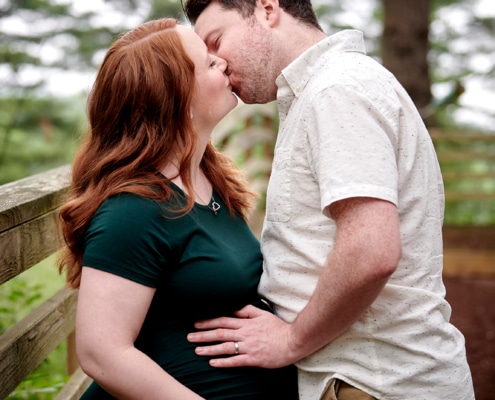 parents-to-be kiss